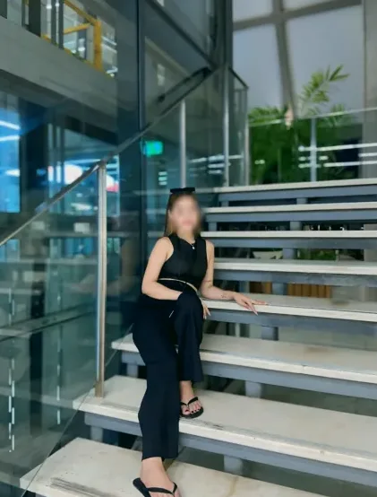 Amina, 23