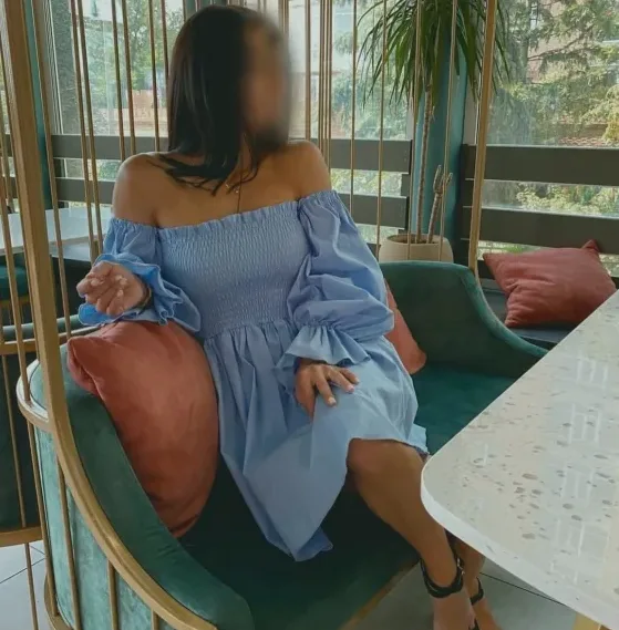 Elena, 33