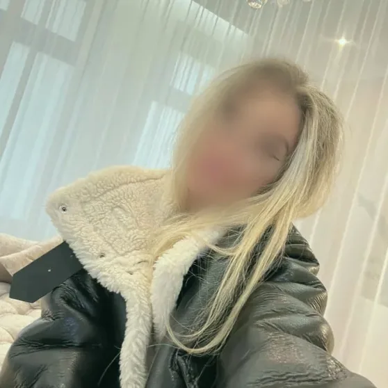 Mia, 33
