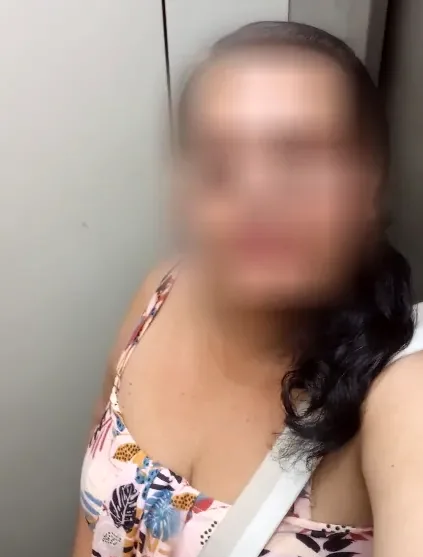 Rosa, 32